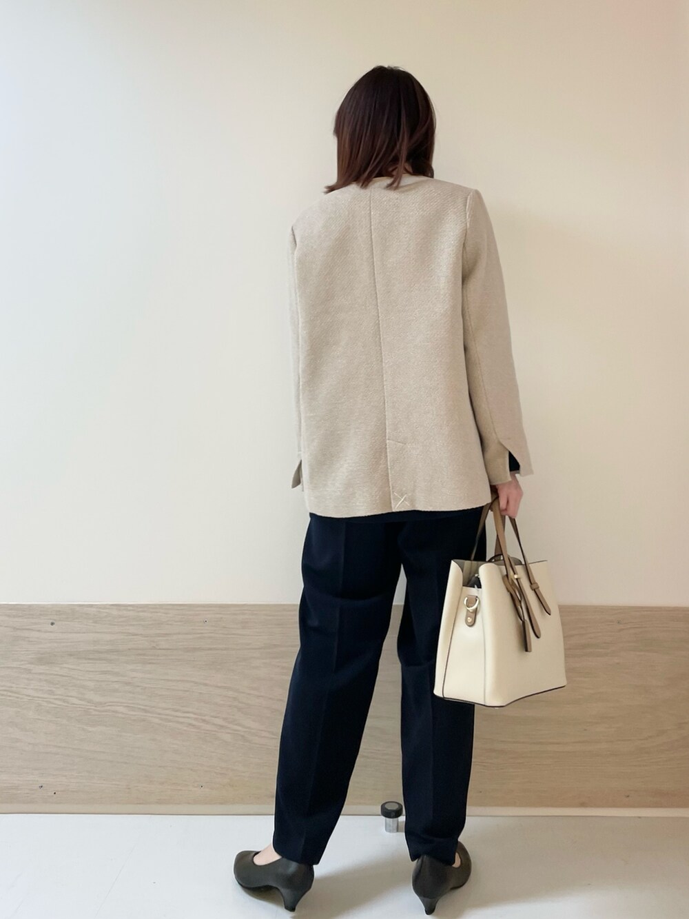 「URBAN RESEARCH DOORS、URBAN RESEARCH DOORS WOMENS、アーバンリサーチドアーズ、オケージョン、卒園式、卒業式、入学式、セットアップ、ジャケット、春ファッション、今日のコーデ、キレイめコーデ、低身長、低身長コーデ、骨格ストレート」|「URBAN RESEARCH DOORSのツイードVネックロングジャケット(テーラードジャケット、グレー系)」を使った、ホンダ マユさん(レディース・152cm)の冬コーディネートの7枚目の写真