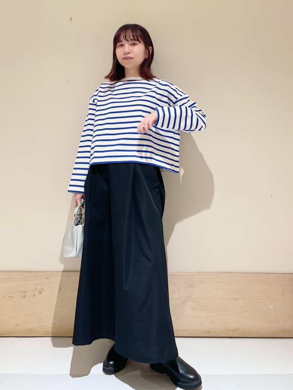 ホワイト系のTシャツ/カットソー、ブラック系のスカートを着用したレディースの冬コーディネートの3枚目の写真