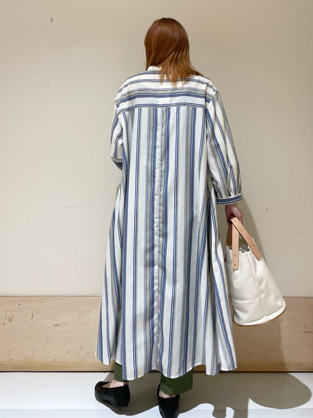 ブルー系のワンピース、ホワイト系のトートバッグ、グリーン系のその他パンツを着用したレディースの春コーディネートの6枚目の写真