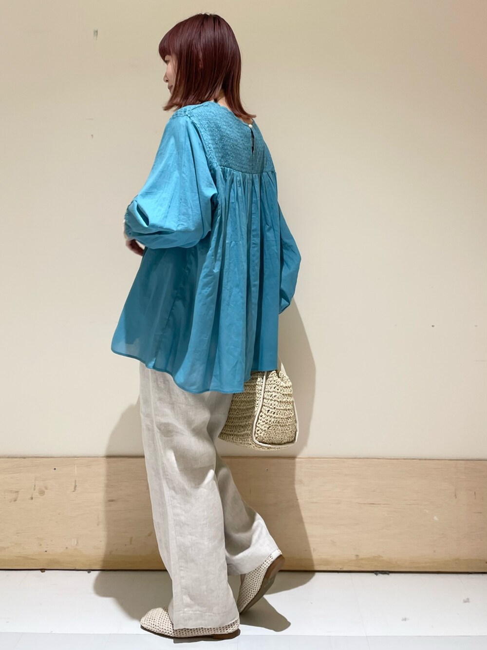 ブルー系のシャツ/ブラウス、ホワイト系のバレエシューズ、ベージュ系のかごバッグを着用したレディースの春コーディネートの5枚目の写真