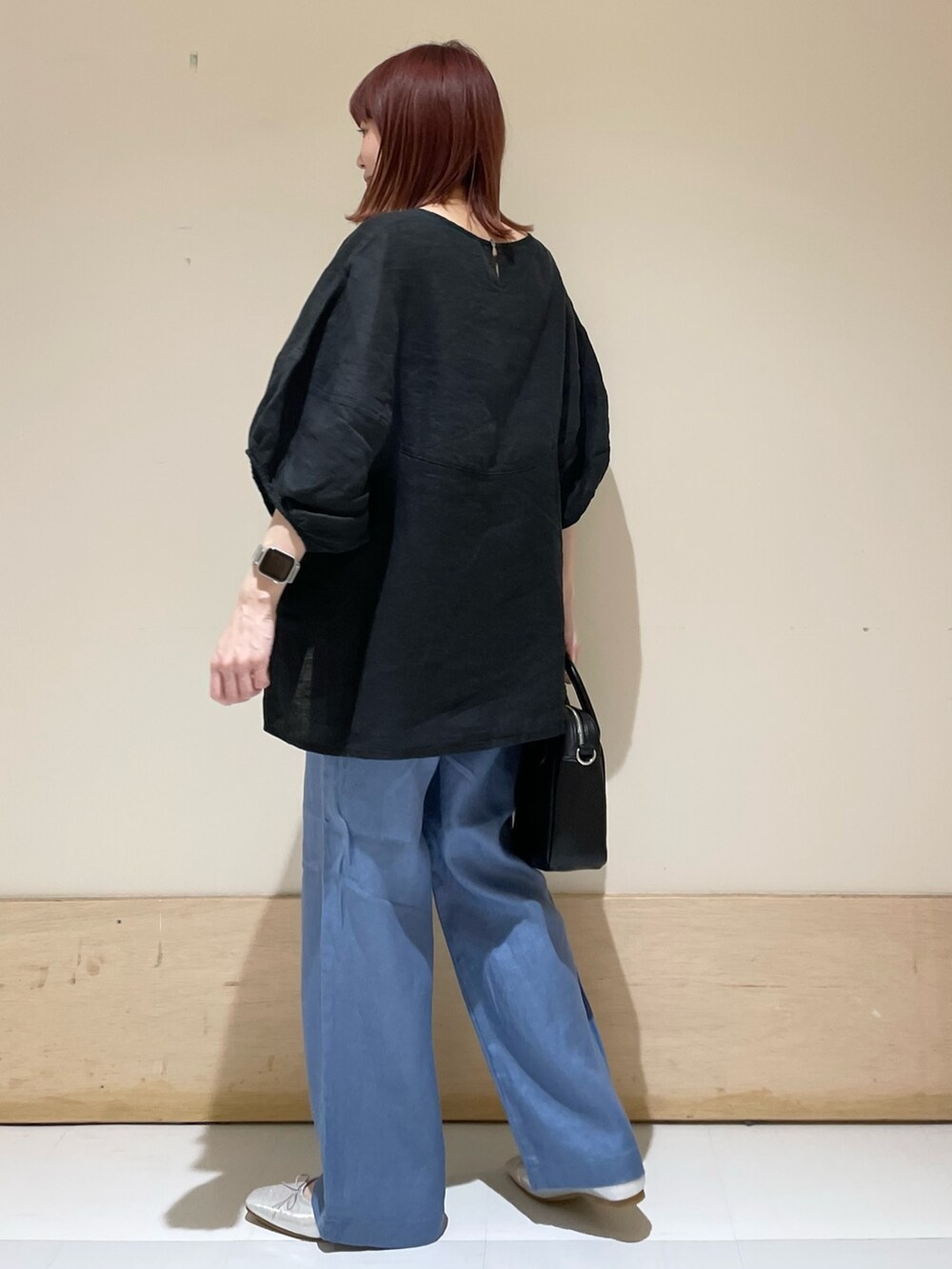 ブルー系のその他パンツ、ブラック系のシャツ/ブラウス、シルバー系のバレエシューズを着用したレディースの春コーディネートの5枚目の写真