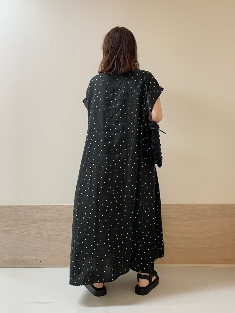「URBAN RESEARCH DOORS、URBAN RESEARCH DOORS WOMENS、アーバンリサーチドアーズ、リネン、リネンワンピ、ドット柄、ドットワンピ、ワンピース、お出かけコーデ、休日スタイル、春夏コーデ、きれいめカジュアル、大人カジュアル、低身長コーデ、骨格ストレート」｜「URBAN RESEARCH DOORSのリネンドットフレアワンピース（ワンピース、ブラック系）」を使った、ホンダ マユさん（レディース・152cm）の春コーディネートの8枚目の写真