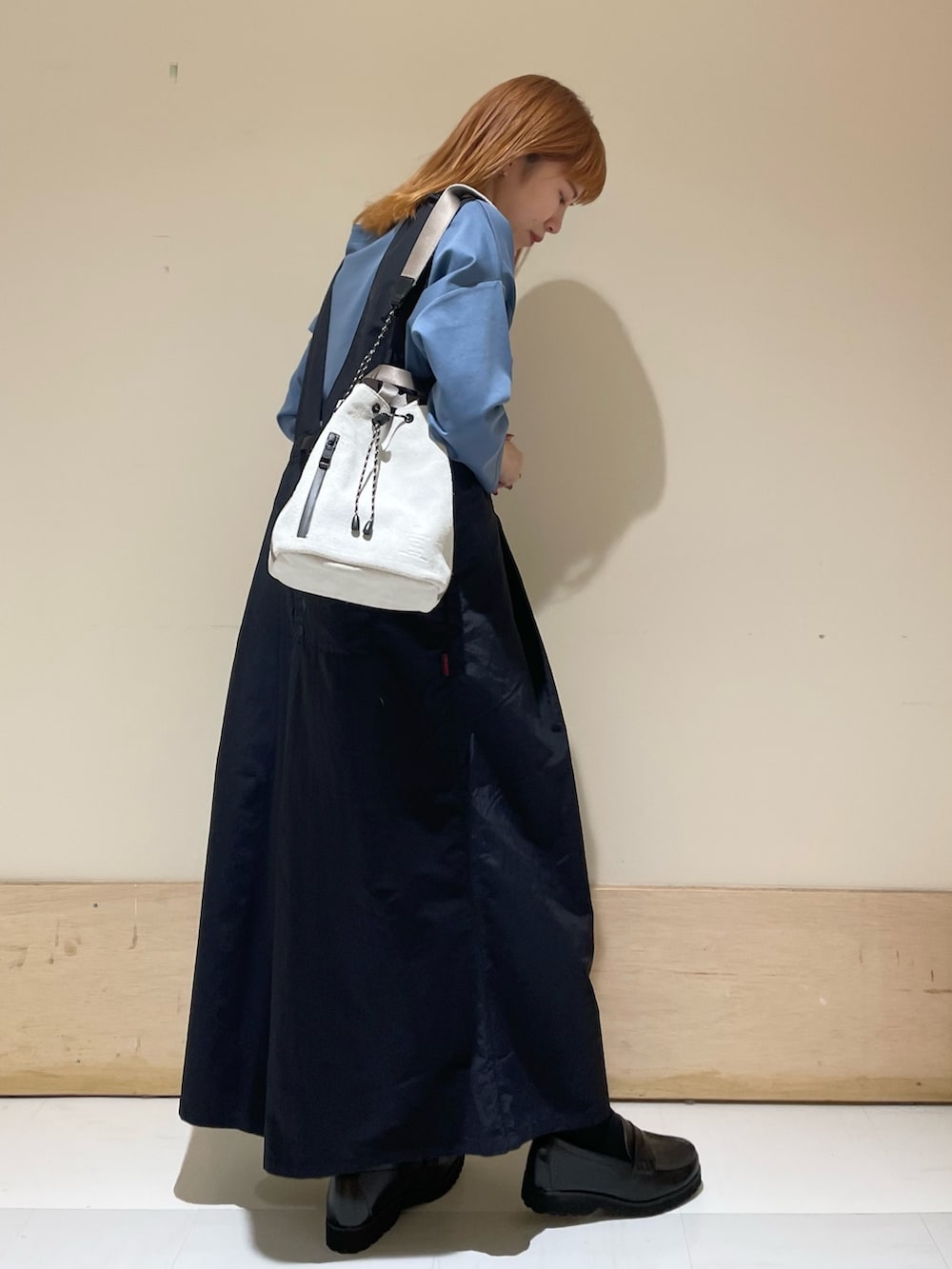 「URBAN RESEARCH DOORS、URBAN RESEARCH DOORS WOMENS、アーバンリサーチドアーズ、EKAL、グラミチ、GRAMICCI、サロペット、ビッグシルエット、ローファー、スクエアバッグ、休日スタイル、春コーデ、楽チンコーデ、低身長コーデ、カジュアルコーデ」｜「URBAN RESEARCH DOORSのコットンバックタック7分袖プルオーバー（Tシャツ/カットソー、ブルー系）」を使った、ホンダ マユさん（レディース・152cm）の春コーディネートの3枚目の写真