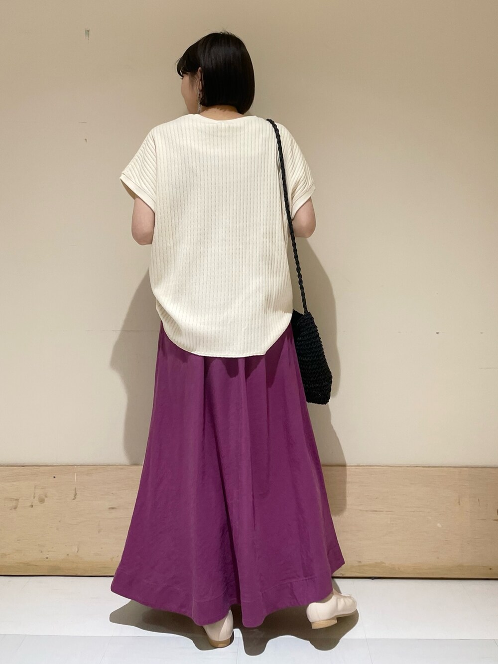 ブラック系のショルダーバッグ、ピンク系のバレエシューズ、ホワイト系のニット/セーターを着用したレディースの夏コーディネートの6枚目の写真