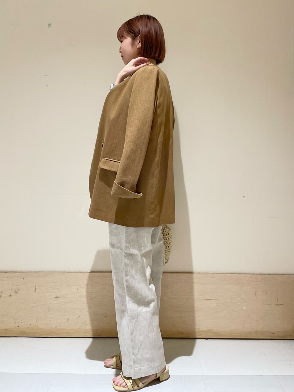 ベージュ系のその他パンツ、ホワイト系のTシャツ/カットソー、ベージュ系のノーカラージャケットを着用したレディースの春コーディネートの4枚目の写真