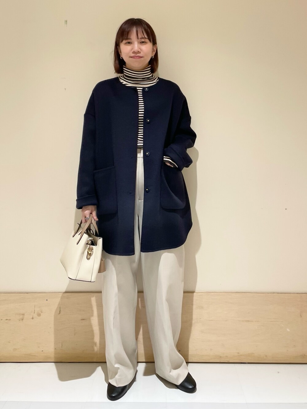 「URBAN RESEARCH DOORS、URBAN RESEARCH DOORS WOMENS、アーバンリサーチドアーズ、ノーカラージャケット、ミドルコート、冬アウター、冬コーデ、ボーダー、リブニット、ファッションを楽しもう、コート、きれいめカジュアル、タートルネック、低身長女子」｜「URBAN RESEARCH DOORSの『佐藤栞里さん着用』ラナテックストレートトラウザー（その他パンツ、ホワイト系）」を使った、ホンダ マユさん（レディース・152cm）の秋コーディネートの3枚目の写真