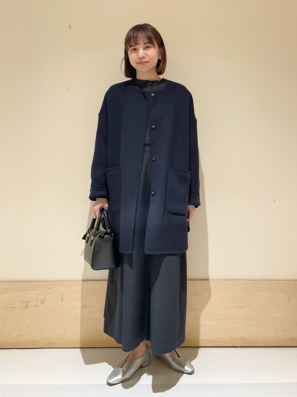 「URBAN RESEARCH DOORS、URBAN RESEARCH DOORS WOMENS、アーバンリサーチドアーズ、ワンピース、お出かけコーデ、きれいめカジュアル、冬アウター、休日スタイル、冬のコーデ、ネイビー、オトナカワイイ、新星WEARISTAにエントリー、チェック、チェックワンピース、低身長」｜「URBAN RESEARCHの『MADE IN JAPAN』Vカット2WAYパンプス（パンプス、シルバー系）」を使った、ホンダ マユさん（レディース・152cm）の冬コーディネートの3枚目の写真