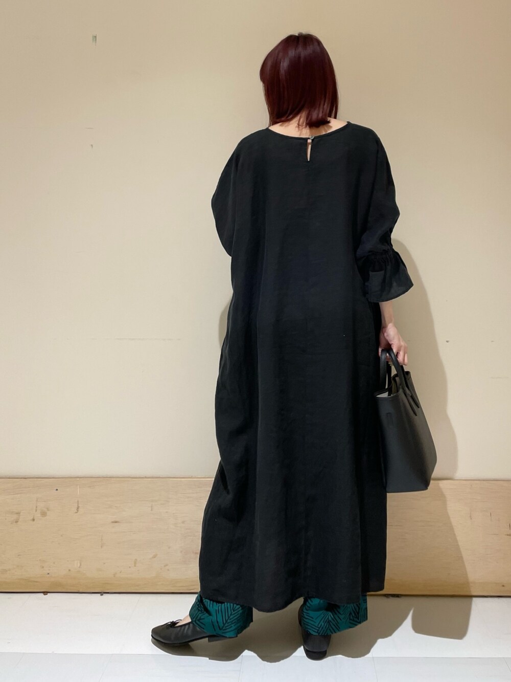 ブラック系のワンピース、ブラック系のトートバッグ、グリーン系のその他パンツを着用したレディースの春コーディネートの6枚目の写真