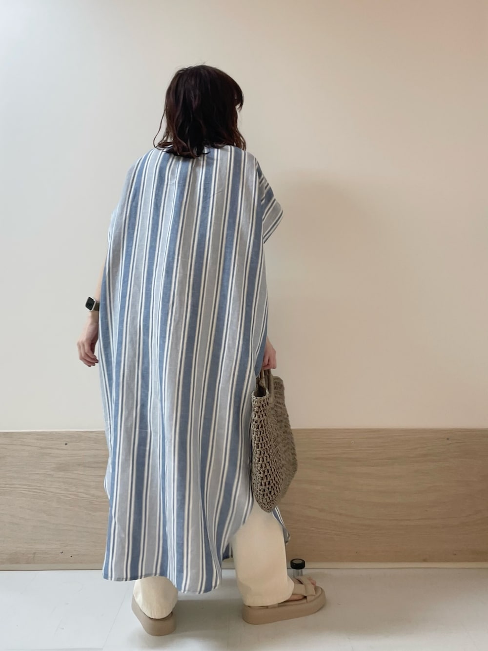 その他のワンピース、ベージュ系のデニムパンツを着用したレディースの春コーディネートの8枚目の写真