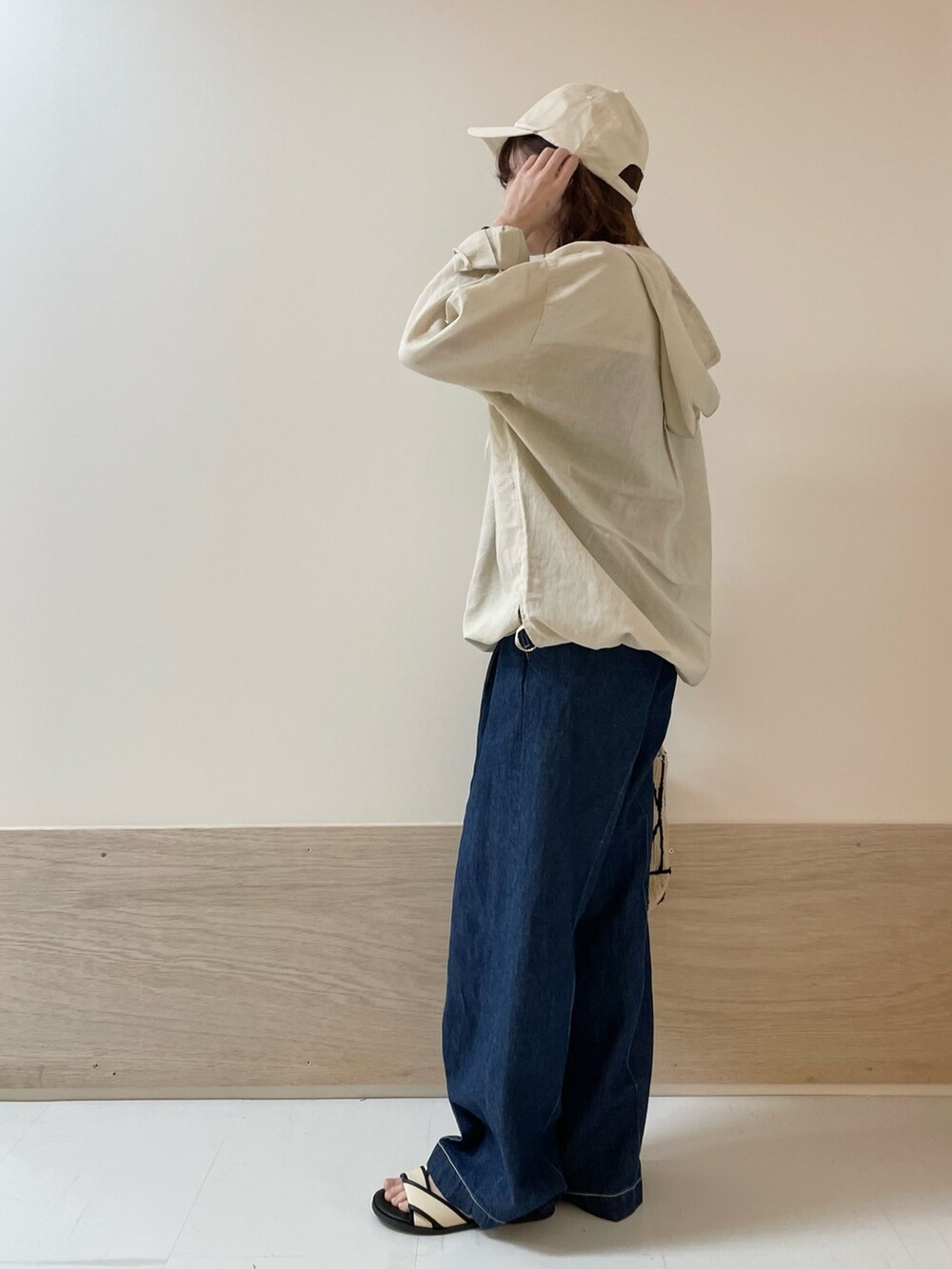 「URBAN RESEARCH DOORS、URBAN RESEARCH DOORS WOMENS、アーバンリサーチドアーズ、ラミー、ラミーブラウス、デニム、ワイドデニム、イージーパンツ、お出かけコーデ、休日スタイル、カジュアル、大人カジュアル、春夏コーデ、低身長、骨格ストレート」|「FORK&SPOONのFORK&SPOON 綿麻デニムパンツ(デニムパンツ、ブルー系)」を使った、ホンダ マユさん(レディース・152cm)の春コーディネートの5枚目の写真