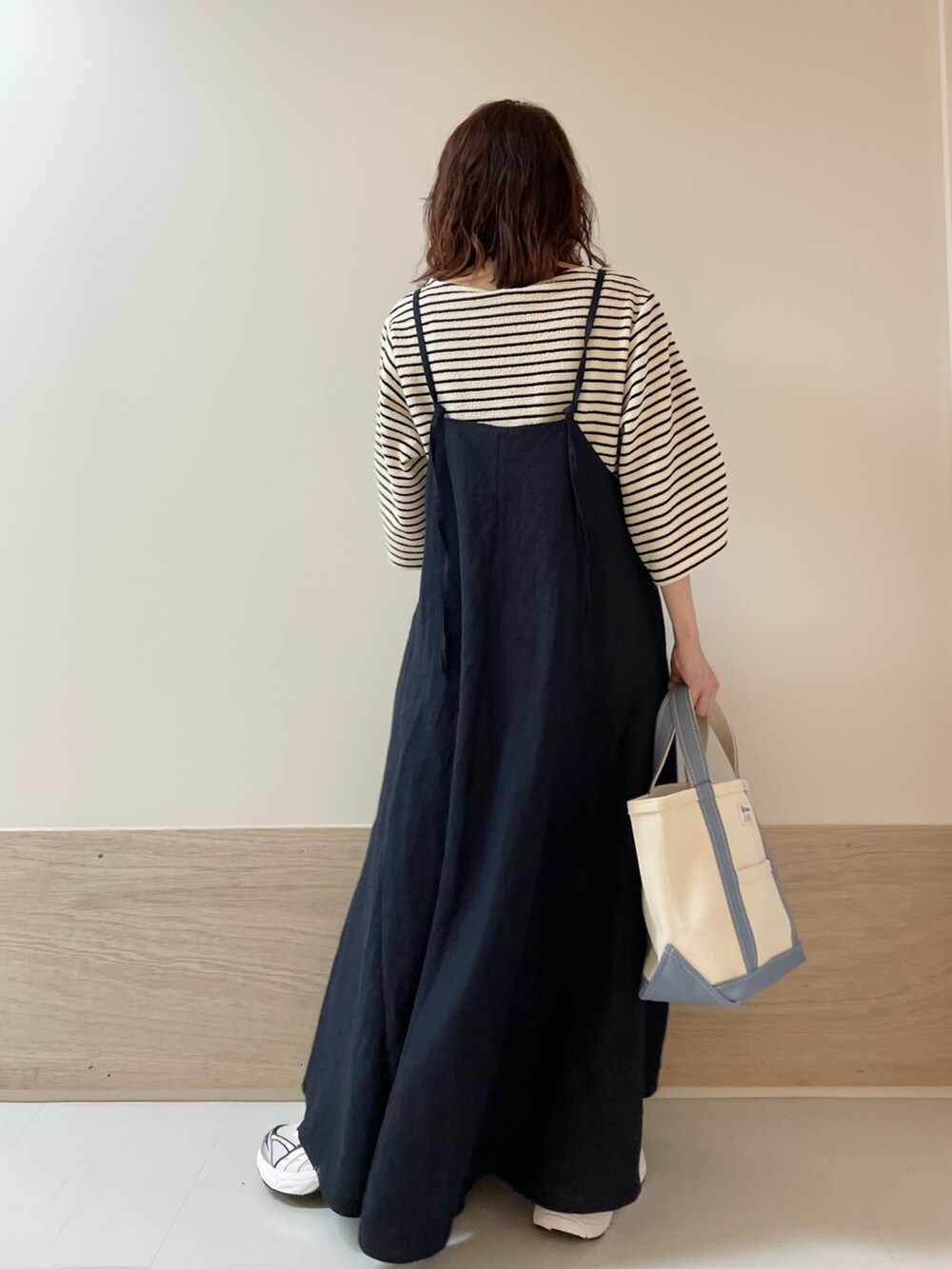 ホワイト系のTシャツ/カットソー、ブルー系のワンピースを着用したレディースの春コーディネートの5枚目の写真