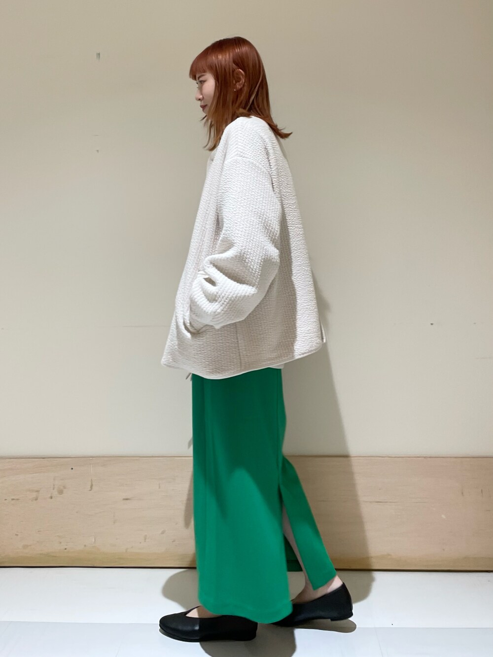 「URBAN RESEARCH DOORS、URBAN RESEARCH DOORS WOMENS、アーバンリサーチドアーズ、キルトジャケット、春アウター、春服デビュー宣言、シンプル、スウェット、グリーン、グリーンコーデ、ストレッチスカート、今日のコーデ、低身長コーデ、春服、きれいめコーディネート」｜「URBAN RESEARCH DOORSのキルトノーカラージャケット（ノーカラージャケット、ホワイト系）」を使った、ホンダ マユさん（レディース・152cm）の春コーディネートの2枚目の写真