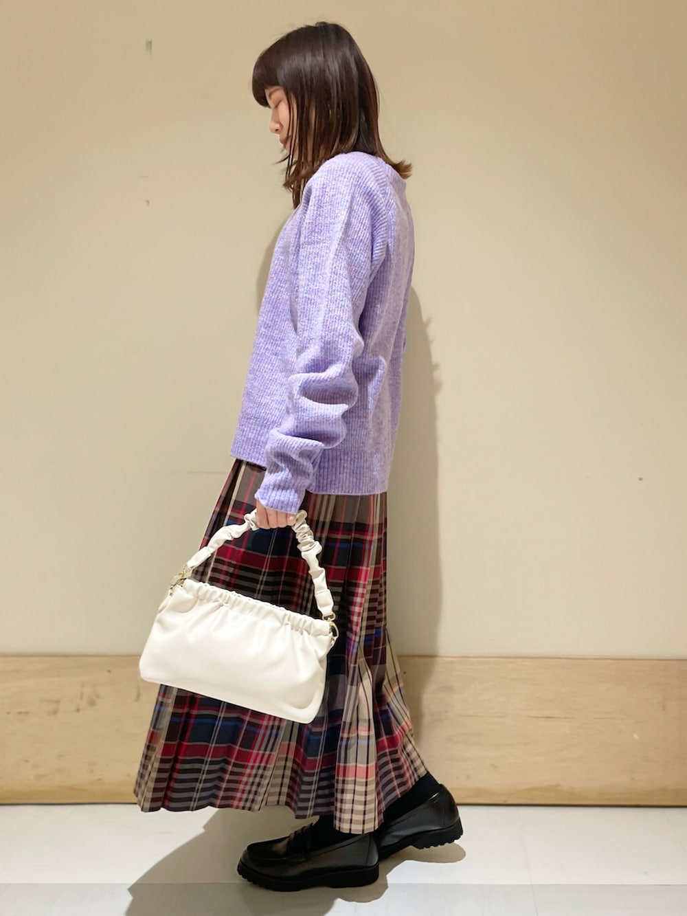 「URBAN RESEARCH DOORS、URBAN RESEARCH DOORS WOMENS、アーバンリサーチドアーズ、RODE SKO、カラーニット、パープル、チェック、チェックスカート、プリーツスカート、ローファー、冬コーデ、大人カジュアル、お出かけコーデ、低身長女子、楽チンコーデ」｜「URBAN RESEARCH DOORSのカラーチェックプリーツスカート（スカート、ピンク系）」を使った、ホンダ マユさん（レディース・152cm）の冬コーディネートの2枚目の写真