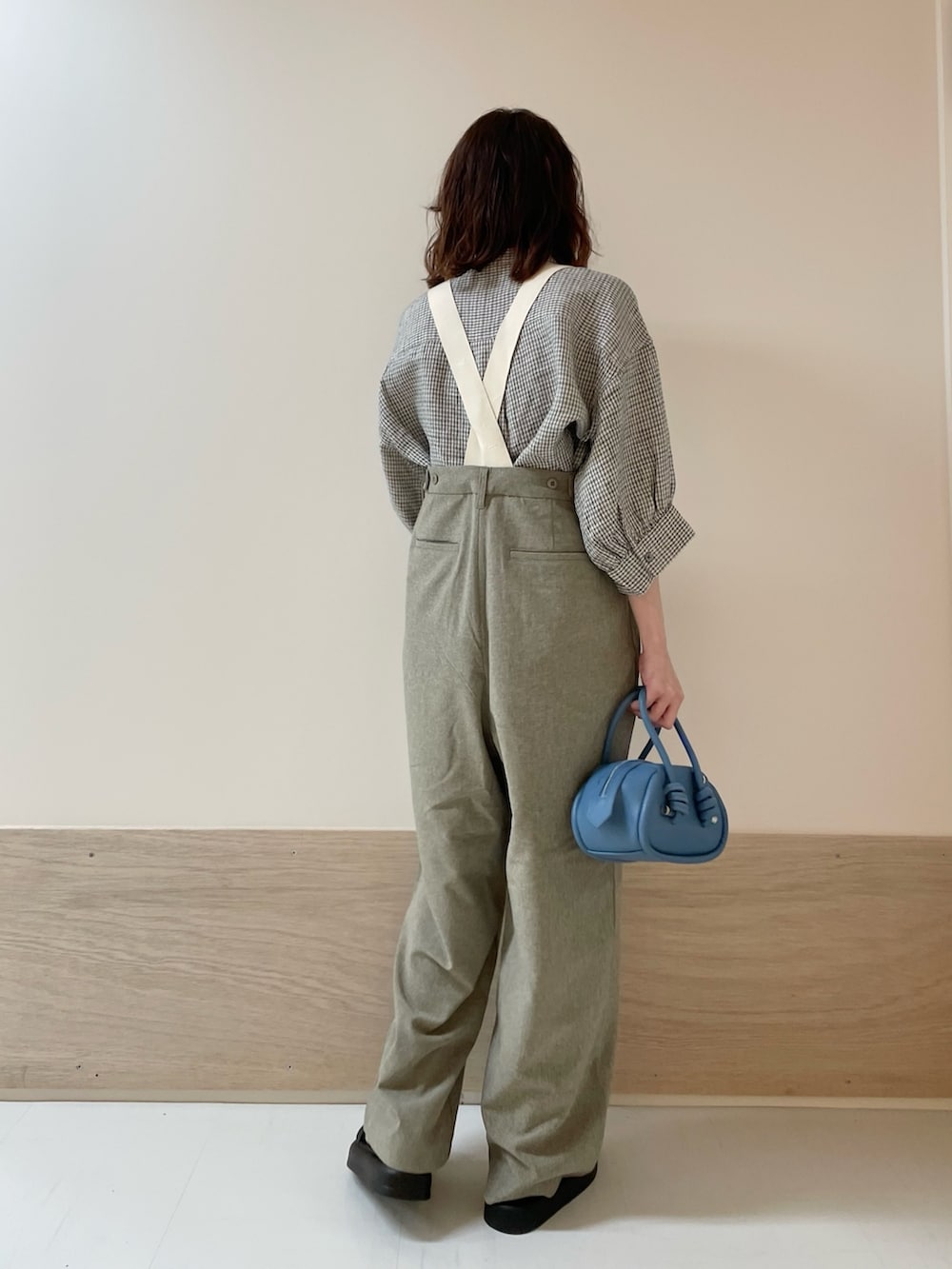 「URBAN RESEARCH DOORS、URBAN RESEARCH DOORS WOMENS、アーバンリサーチドアーズ、サスベンダー、サロペット、チェック、チェックシャツ、春夏コーデ、お出かけコーデ、休日スタイル、大人カジュアル、低身長コーデ、骨格ストレート、デートコーデ、ベージュコーデ」｜「FORK&SPOONのFORK&SPOON　サスペンダーパンツ（その他パンツ、ベージュ系）」を使った、ホンダ マユさん（レディース・152cm）の春コーディネートの7枚目の写真