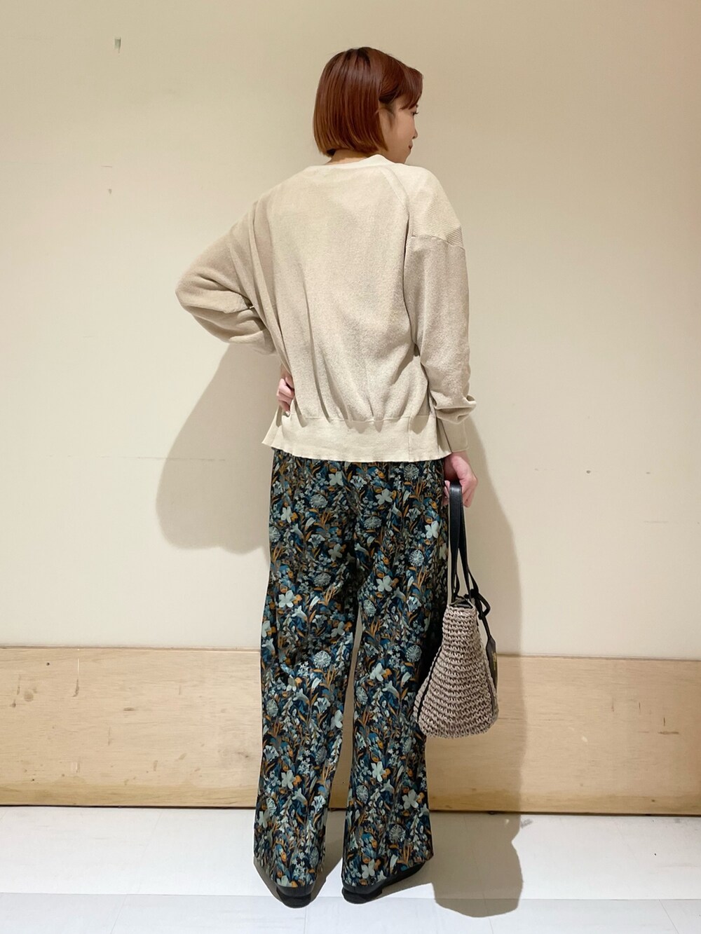 ブルー系のその他パンツ、グレー系のトートバッグ、ブラック系のバレエシューズを着用したレディースの春コーディネートの7枚目の写真