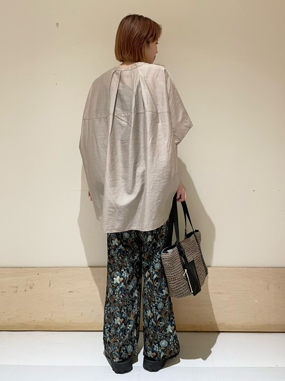 グレー系のシャツ/ブラウス、ブルー系のその他パンツ、グレー系のトートバッグを着用したレディースの夏コーディネートの7枚目の写真