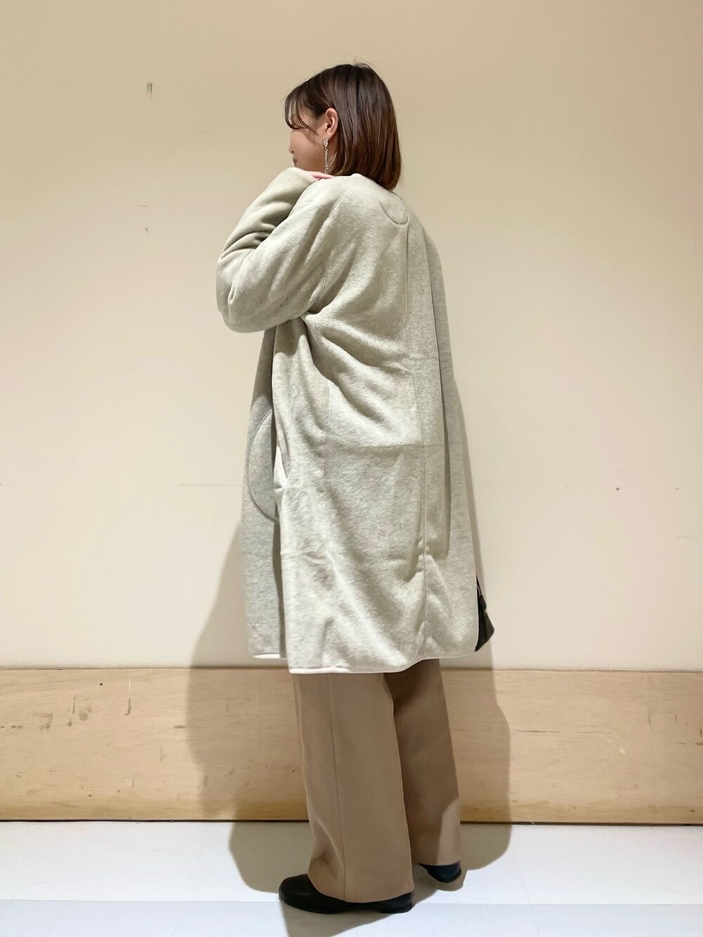 ブラック系のショルダーバッグ、ベージュ系のその他パンツ、ブラック系のローファーを着用したレディースの秋コーディネートの5枚目の写真