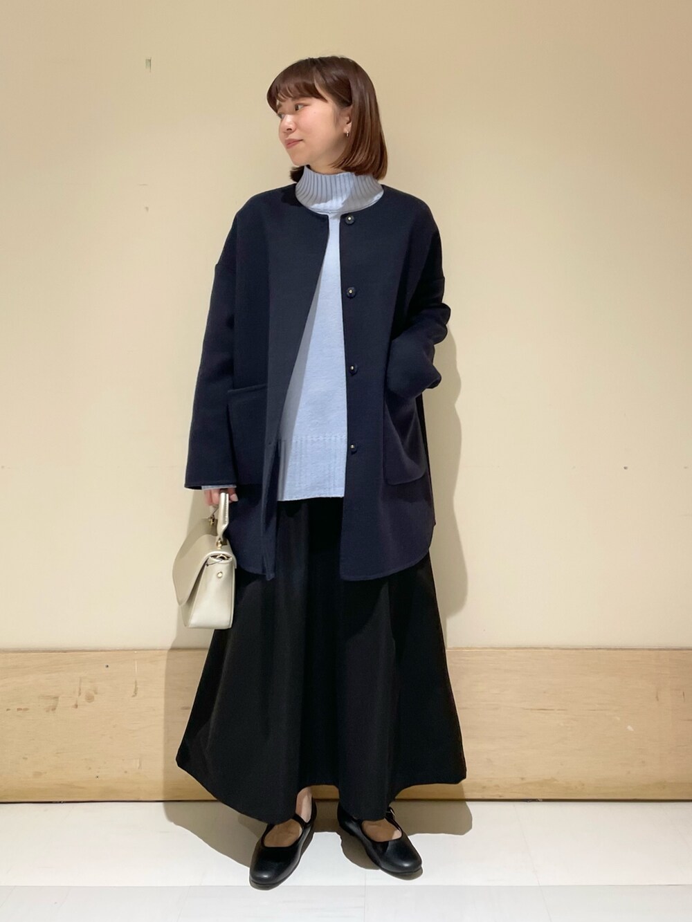 「URBAN RESEARCH DOORS、URBAN RESEARCH DOORS WOMENS、アーバンリサーチドアーズ、ノーカラーコート、ミドルコート、ブルー、カラーニット、休日スタイル、お出かけコーデ、きれいめカジュアル、マイベストコーデ2023、ロングスカート、骨格ストレート、シンプルスタイル、低身長」|「FORK&SPOONのFORK&SPOON ウールアセテートタートルネックニット(ニット/セーター、ブルー系)」を使った、ホンダ マユさん(レディース・152cm)の冬コーディネートの3枚目の写真