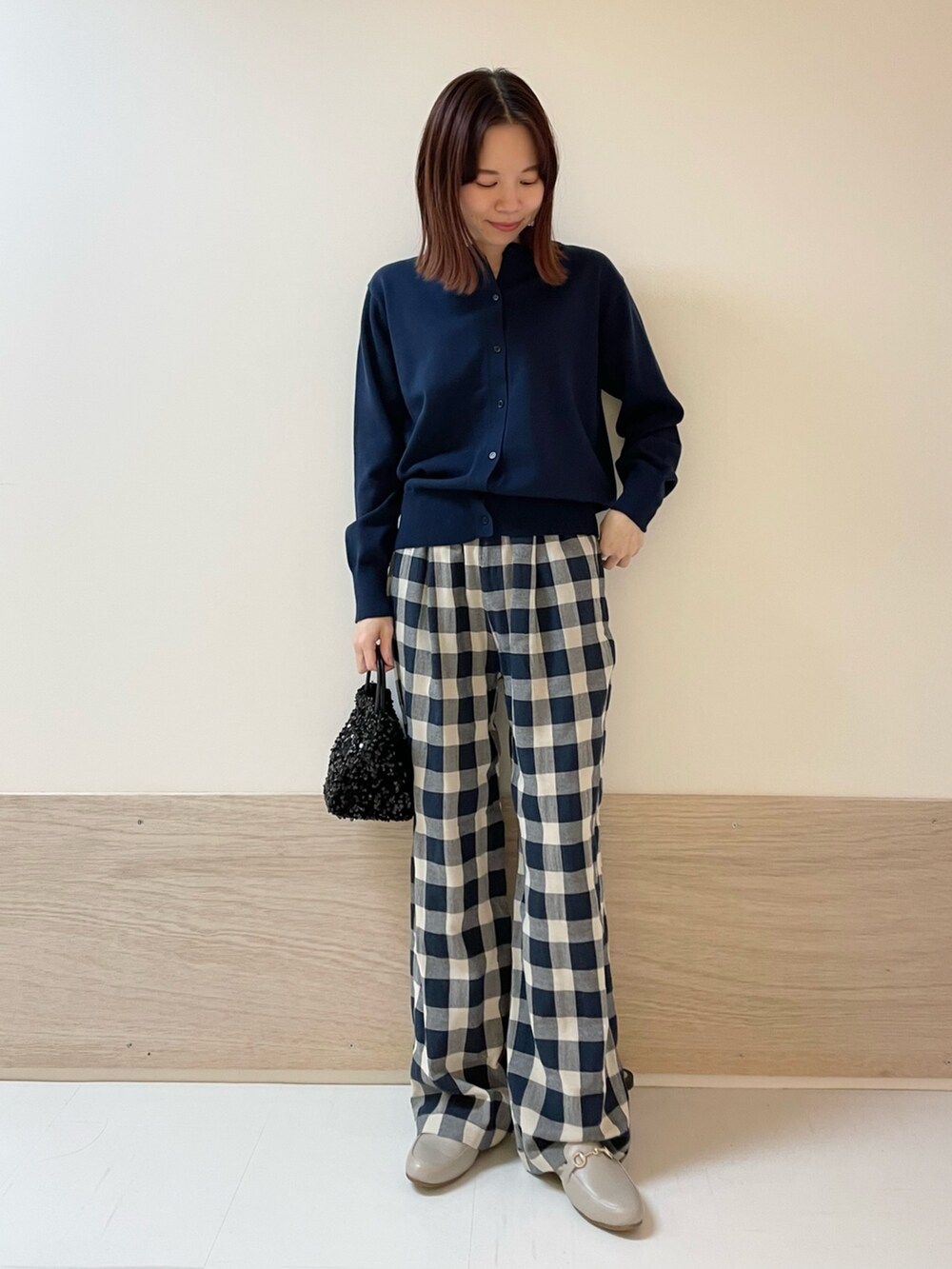 ブルー系のその他パンツ、ブルー系のカーディガン/ボレロを着用したレディースの春コーディネートの3枚目の写真