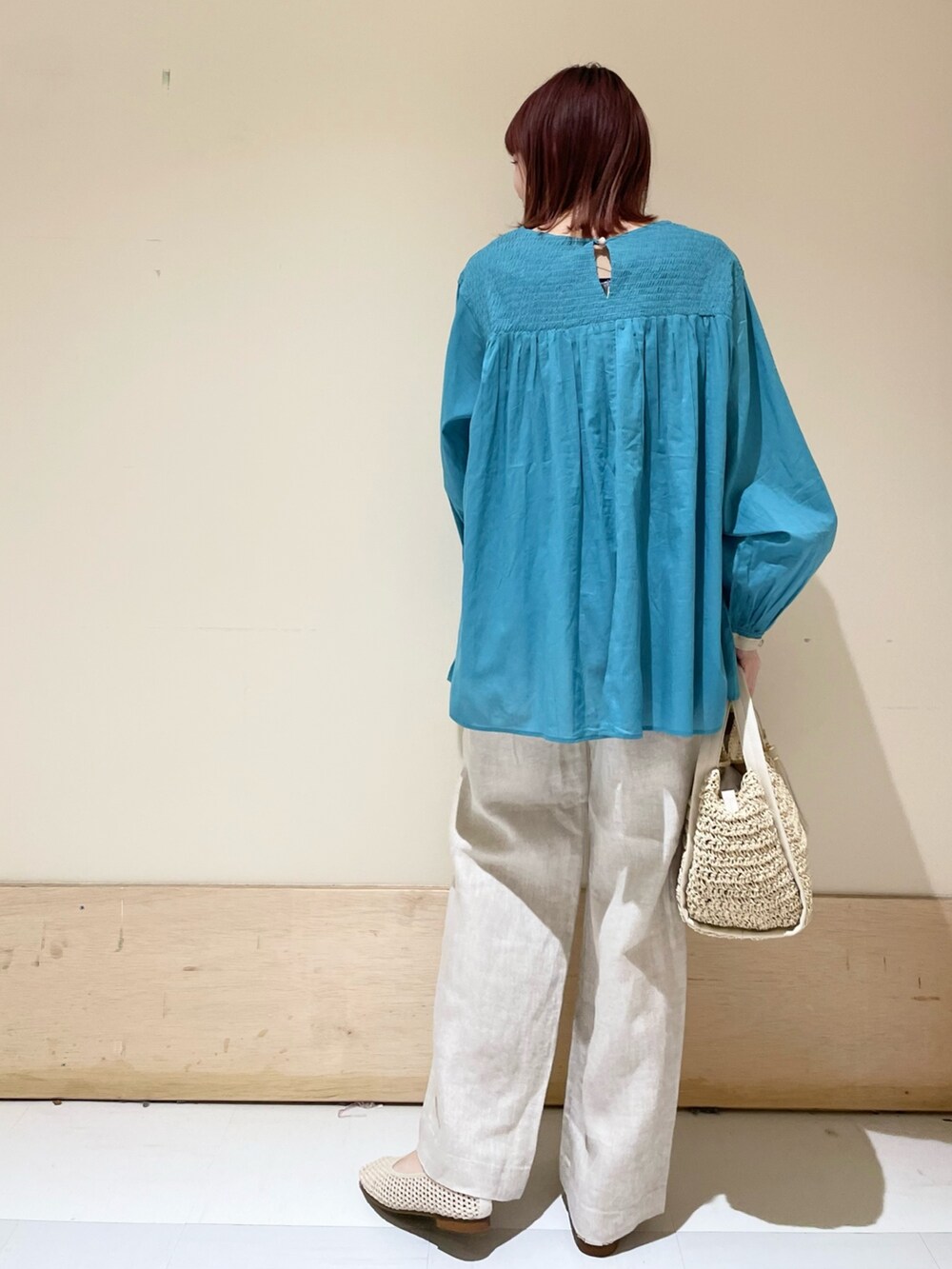 ブルー系のシャツ/ブラウス、ホワイト系のバレエシューズ、ベージュ系のかごバッグを着用したレディースの春コーディネートの6枚目の写真