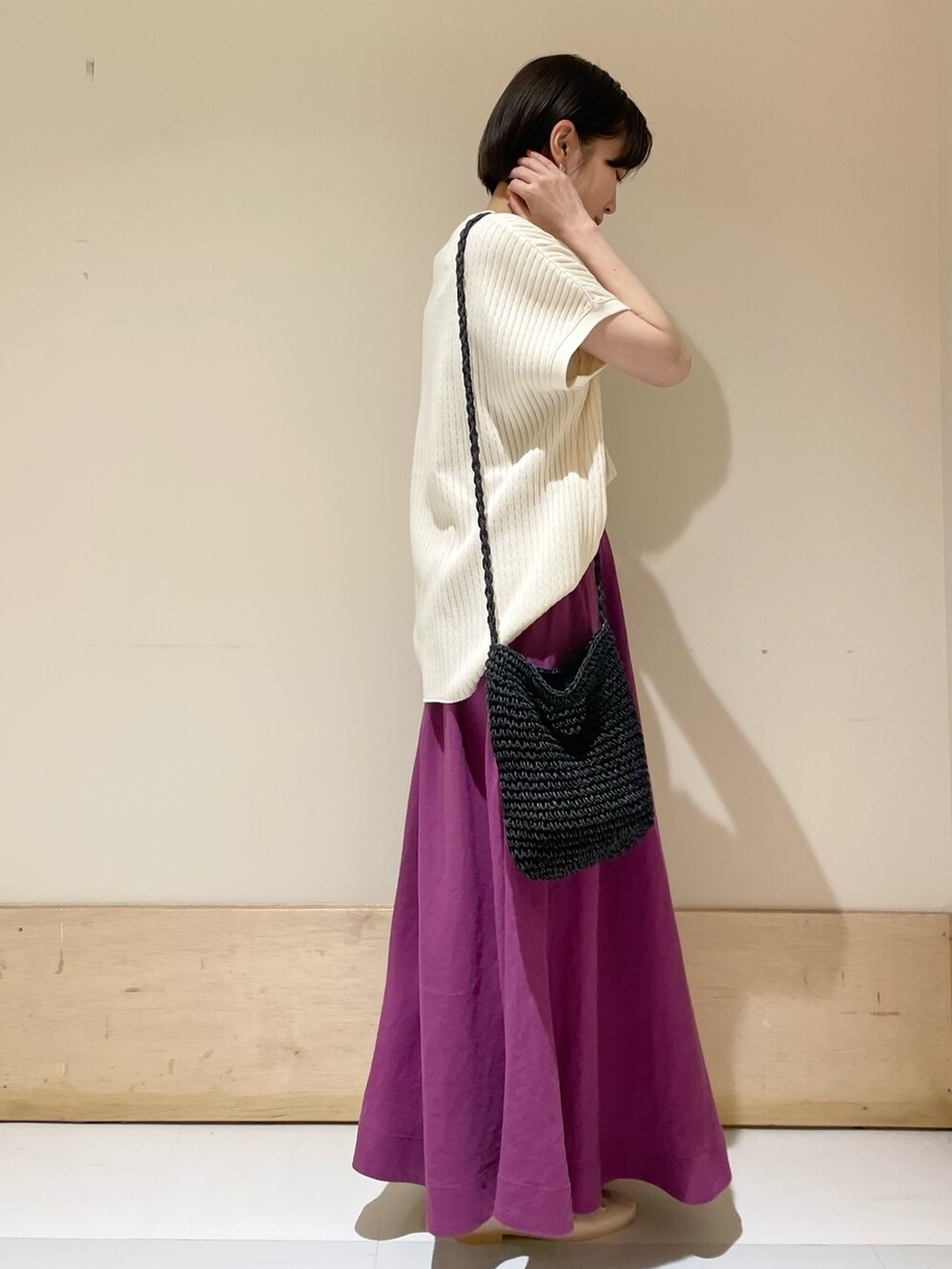 ブラック系のショルダーバッグ、ピンク系のバレエシューズ、ホワイト系のニット/セーターを着用したレディースの夏コーディネートの5枚目の写真