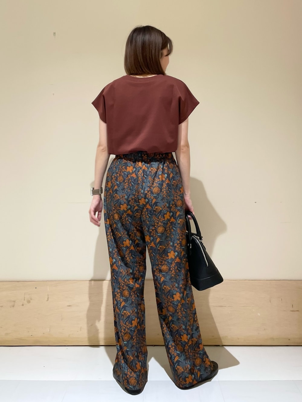 オレンジ系のその他パンツ、レッド系のTシャツ/カットソー、ブラック系のショルダーバッグを着用したレディースの夏コーディネートの5枚目の写真