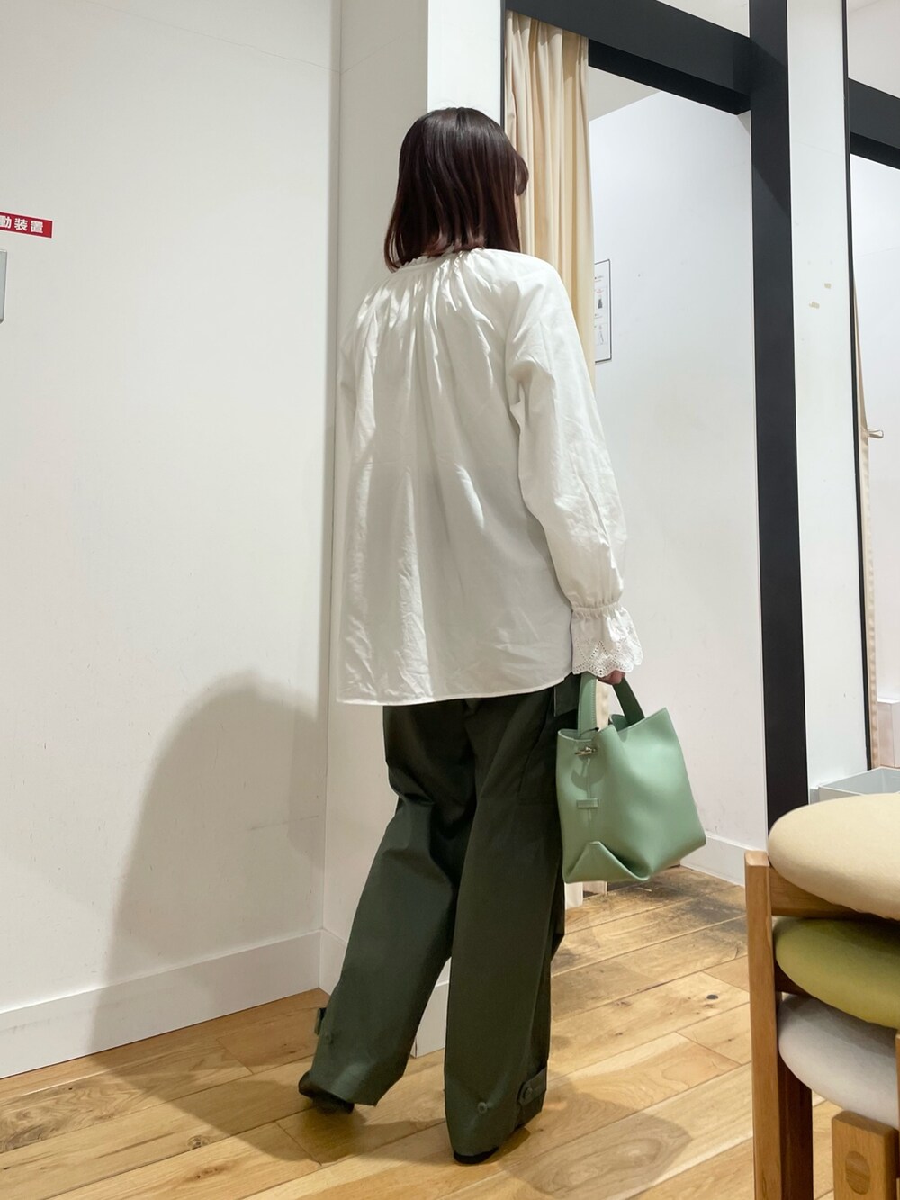 ホワイト系のシャツ/ブラウス、グリーン系のショルダーバッグ、ブラック系のバレエシューズを着用したレディースの春コーディネートの6枚目の写真