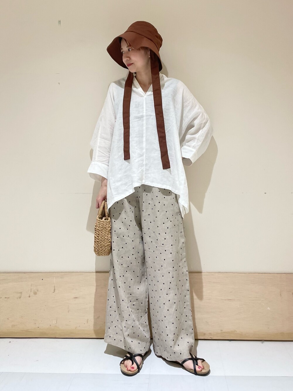 「URBAN RESEARCH DOORS、URBAN RESEARCH DOORS WOMENS、アーバンリサーチドアーズ、ワントーンコーデ、ホワイトコーデ、ベージュ、淡色コーデ、ドット、リネン、レース、初夏コーデ、春夏コーデ、休日スタイル、シンプルコーデ、低身長」｜「RODE SKOのラフソールナローストラップサンダル（サンダル、ブラック系）」を使った、ホンダ マユさん（レディース・152cm）の夏コーディネートの6枚目の写真