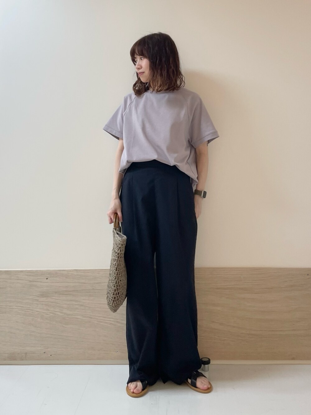 パープル系のTシャツ/カットソー、ブラック系のサンダル、ブルー系のその他パンツを着用したレディースの春コーディネートの3枚目の写真