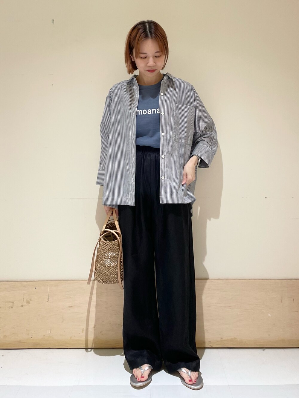 ブラック系のその他パンツ、シルバー系のサンダル、ブルー系のTシャツ/カットソーを着用したレディースの夏コーディネートの3枚目の写真