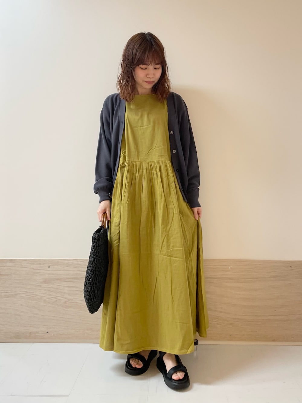 「URBAN RESEARCH DOORS、URBAN RESEARCH DOORS WOMENS、アーバンリサーチドアーズ、ワンピース、カーディガン、コットンニット、黄色、マスタード、きれいめカジュアル、シンプルコーデ、お出かけコーデ、休日スタイル、低身長コーデ、骨格ストレート」｜「URBAN RESEARCH DOORSのコットンボイルリバーシブルワンピース（ワンピース、イエロー系）」を使った、ホンダ マユさん（レディース・152cm）の夏コーディネートの2枚目の写真