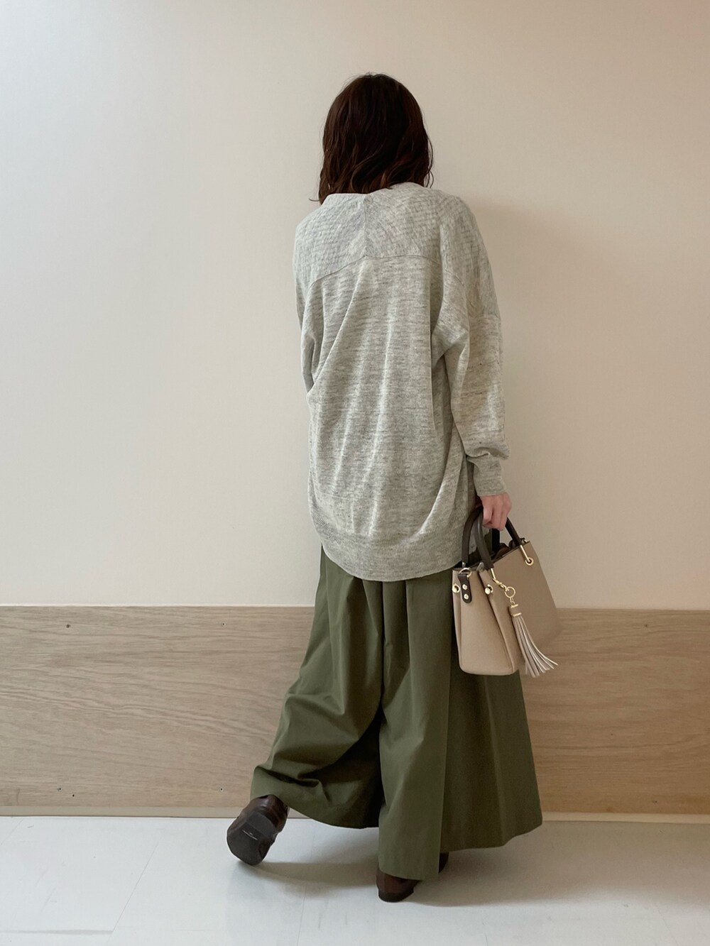 グレー系のカーディガン/ボレロ、グリーン系のその他パンツを着用したレディースの春コーディネートの9枚目の写真