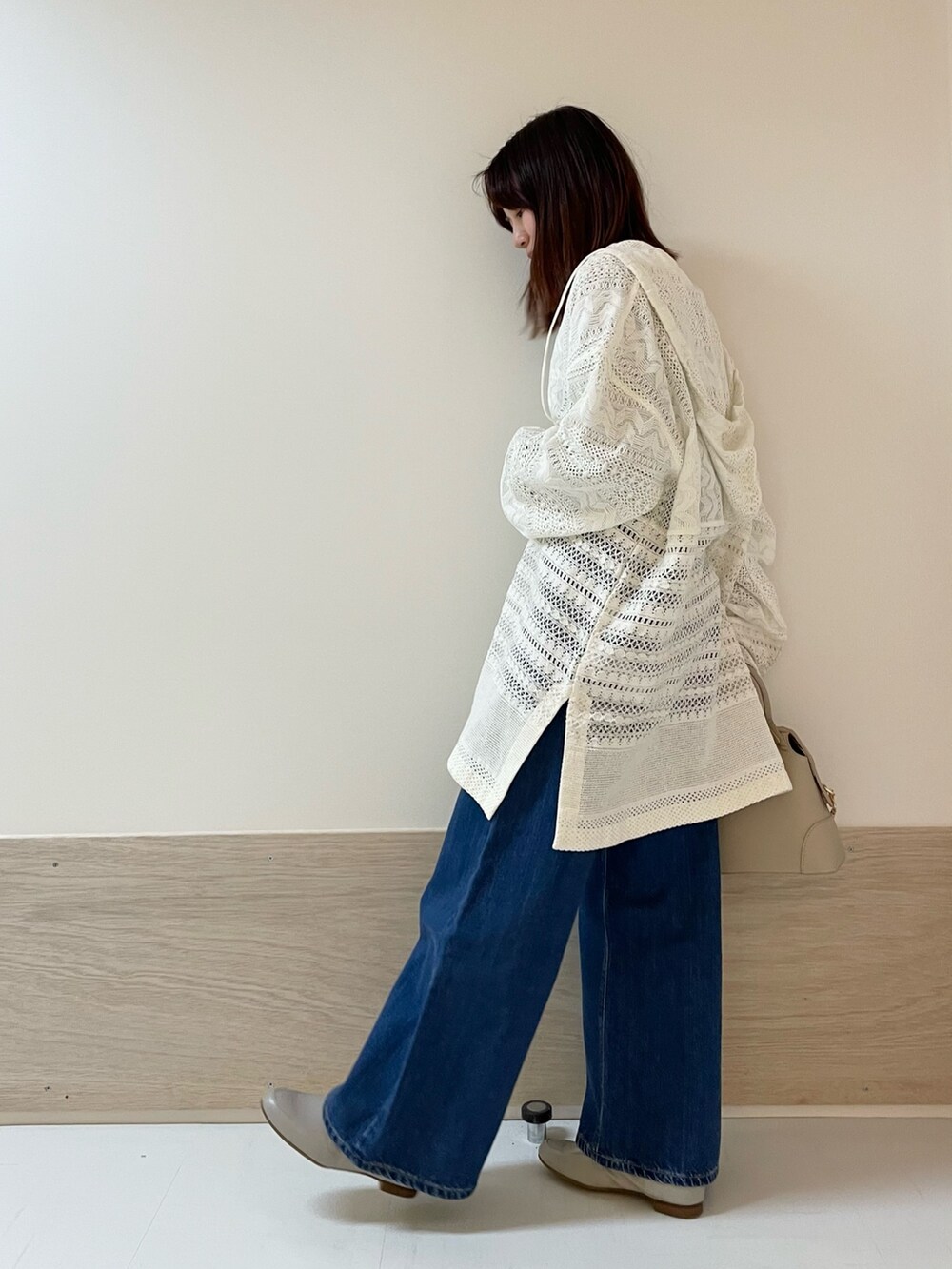 ホワイト系のTシャツ/カットソー、ブルー系のTシャツ/カットソー、ブルー系のその他パンツを着用したレディースの春コーディネートの5枚目の写真