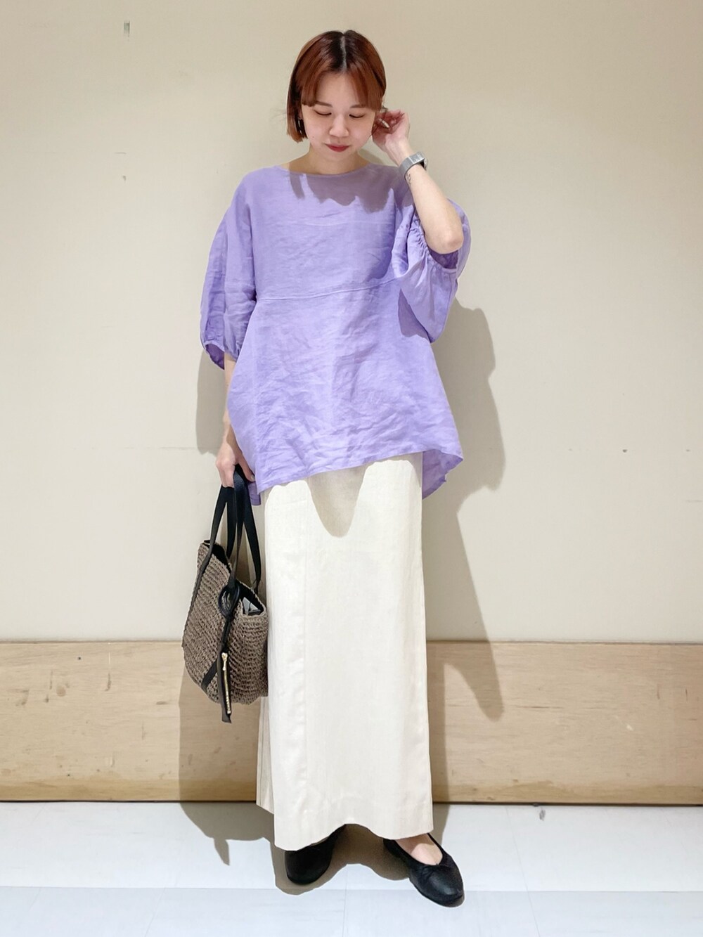 パープル系のシャツ/ブラウス、ベージュ系のスカート、グレー系のトートバッグを着用したレディースの春コーディネートの4枚目の写真