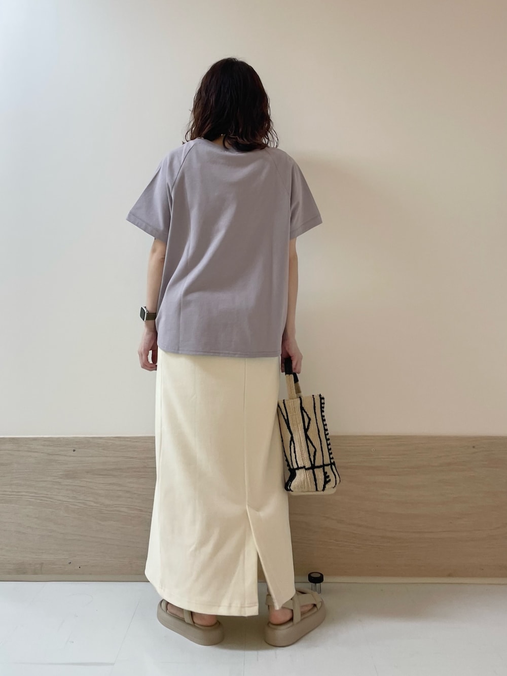 「URBAN RESEARCH DOORS、URBAN RESEARCH DOORS WOMENS、アーバンリサーチドアーズ、淡色コーデ、リブスカート、パープル、きれいめカジュアル、シンプルコーデ、お出かけコーデ、休日スタイル、春夏コーデ、大人カジュアル、リラックススタイル、低身長コーデ、骨格ストレート」｜「URBAN RESEARCH DOORSの『UR GREEN』リブカットストレートスカート（スカート、ホワイト系）」を使った、ホンダ マユさん（レディース・152cm）の春コーディネートの9枚目の写真