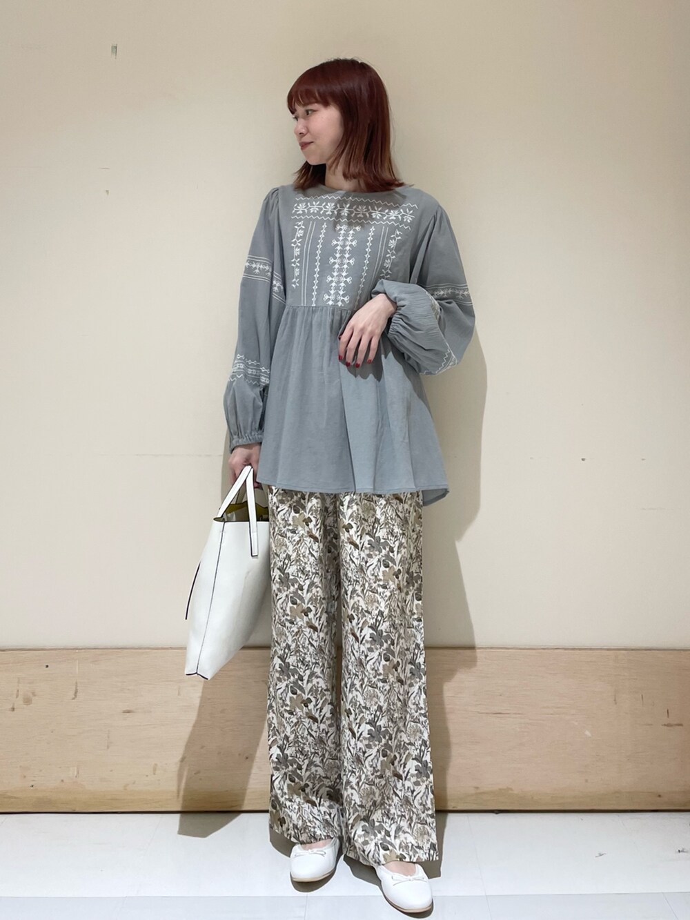 ホワイト系のショルダーバッグ、ホワイト系のその他パンツ、グレー系のシャツ/ブラウスを着用したレディースの春コーディネートの2枚目の写真