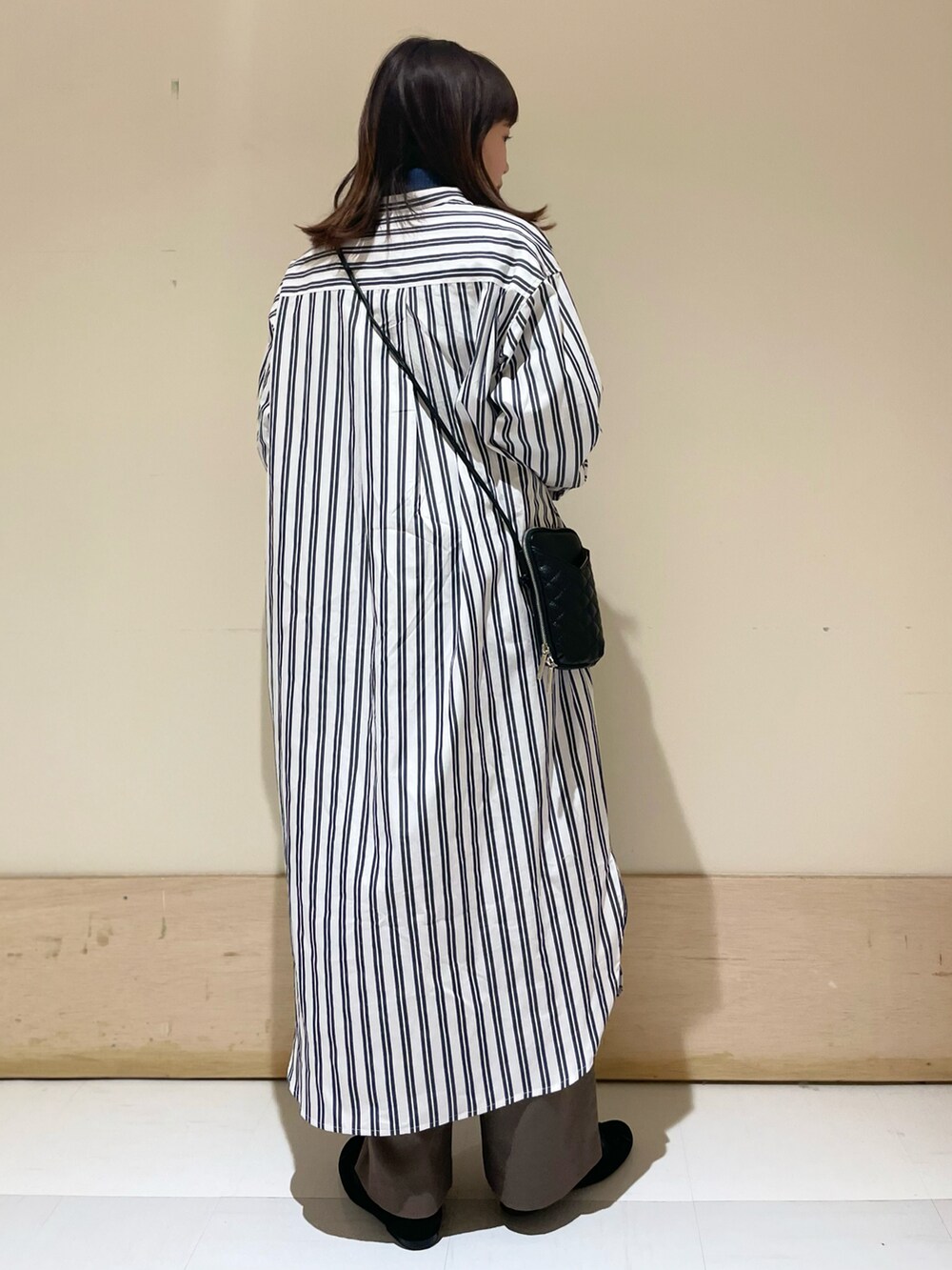 ブルー系のワンピース、ブルー系のニット/セーター、ブラック系のショルダーバッグを着用したレディースの冬コーディネートの4枚目の写真