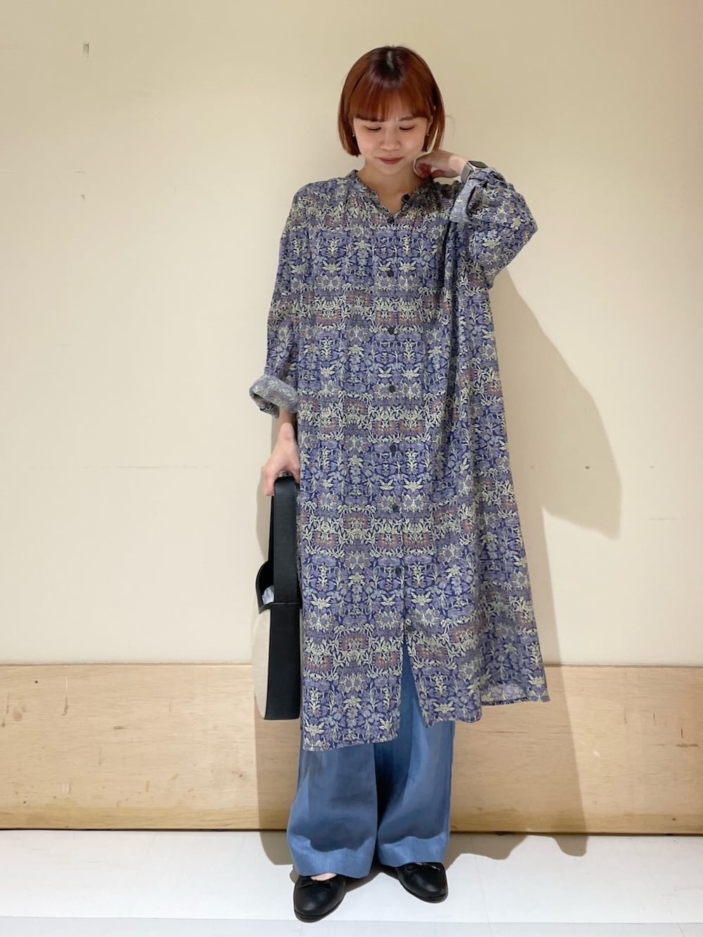 ブルー系のその他パンツ、ブルー系のワンピース、ブラック系のハンドバッグを着用したレディースの春コーディネートの4枚目の写真