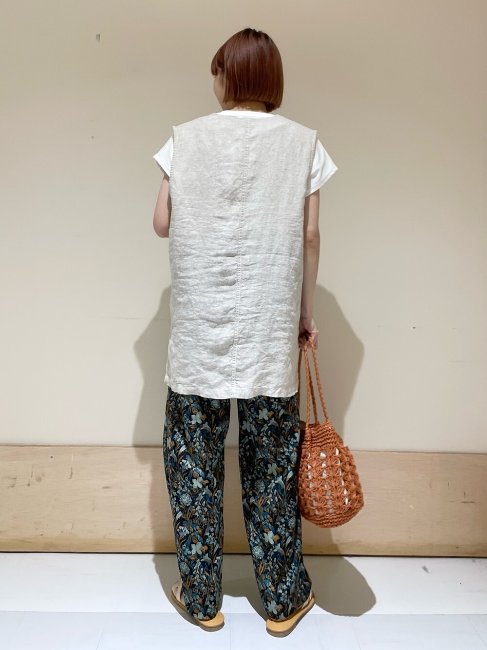 ブルー系のその他パンツ、ブラウン系のかごバッグ、ホワイト系のTシャツ/カットソーを着用したレディースの春コーディネートの8枚目の写真