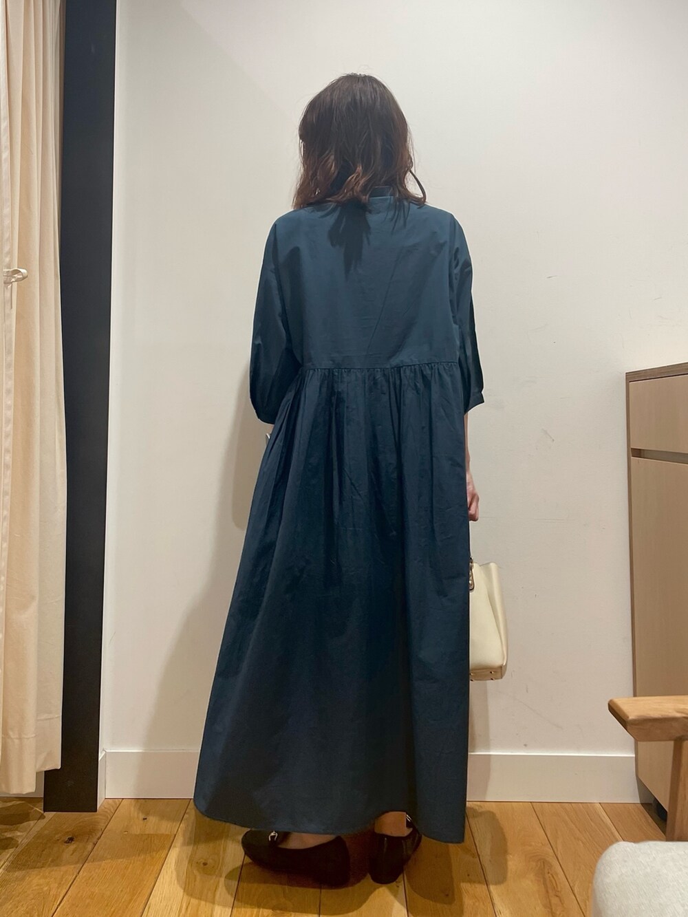 「URBAN RESEARCH DOORS、URBAN RESEARCH DOORS WOMENS、アーバンリサーチドアーズ、ワンピース、ブルー、シンプルコーデ、お出掛けコーデ、お出かけコーデ、休日スタイル、春夏コーデ、きれいめカジュアル、夏コーデ、デートコーデ、低身長コーデ、骨格ストレート」｜「URBAN RESEARCH DOORSのピンタックウエスト切替ワンピース（ワンピース、ブルー系）」を使った、ホンダ マユさん（レディース・152cm）の夏コーディネートの6枚目の写真
