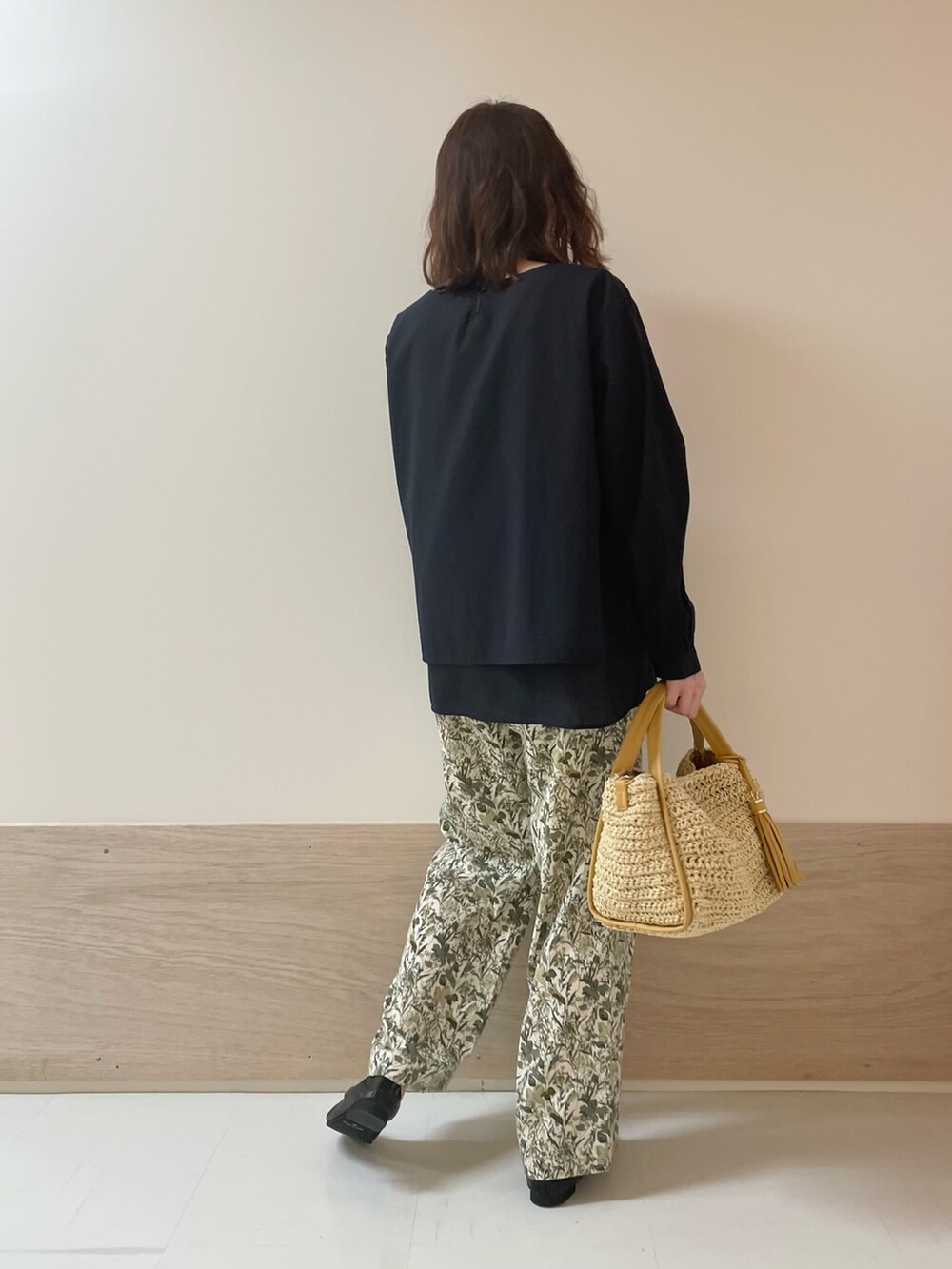 ブルー系のシャツ/ブラウス、ブラック系のバレエシューズ、ホワイト系のその他パンツを着用したレディースの春コーディネートの8枚目の写真