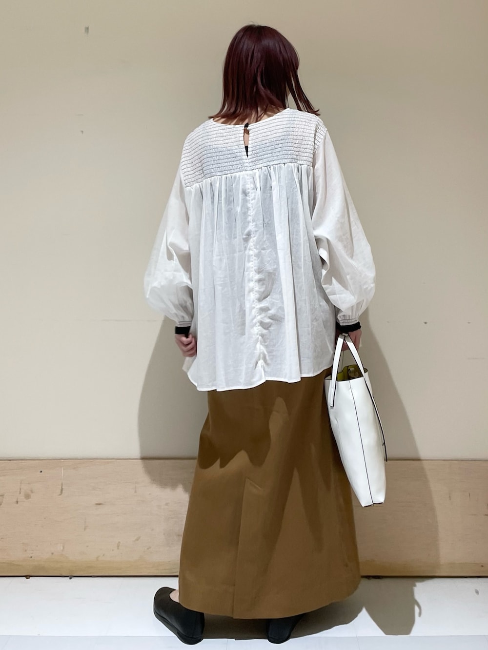 「URBAN RESEARCH DOORS、URBAN RESEARCH DOORS WOMENS、アーバンリサーチドアーズ、ブラウス、グルカスカート、春コーデ、シンプルコーデ、骨格ウェーブ、大人カジュアル、春色、おでかけ、バレエシューズ、淡色コーデ、低身長、低身長コーデ」｜「URBAN RESEARCH DOORSのコットンボイル配色シャーリングブラウス（シャツ/ブラウス、ホワイト系）」を使った、ホンダ マユさん（レディース・152cm）の春コーディネートの6枚目の写真