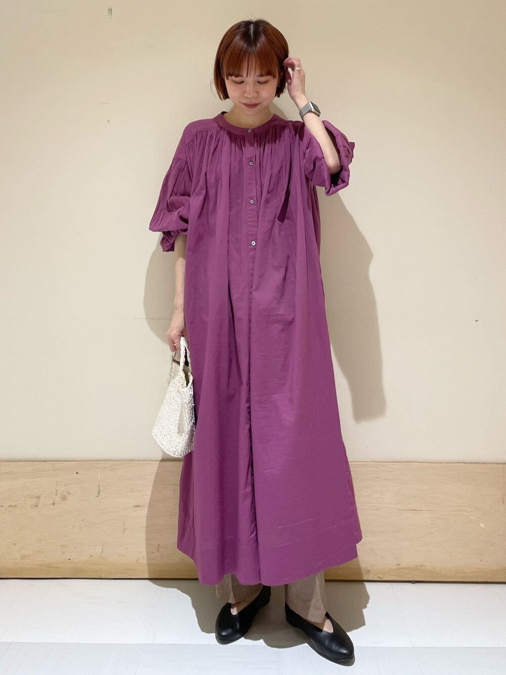 パープル系のワンピース、ブラウン系のその他パンツ、ブラック系のパンプスを着用したレディースの春コーディネートの2枚目の写真