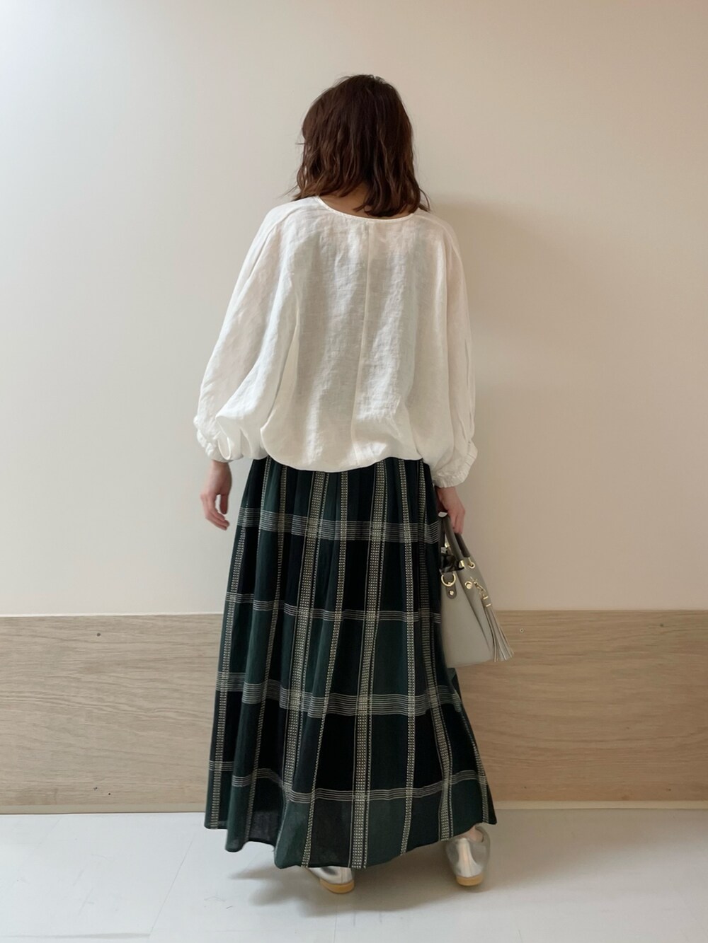 ホワイト系のシャツ/ブラウス、グリーン系のスカート、シルバー系のバレエシューズを着用したレディースの春コーディネートの5枚目の写真
