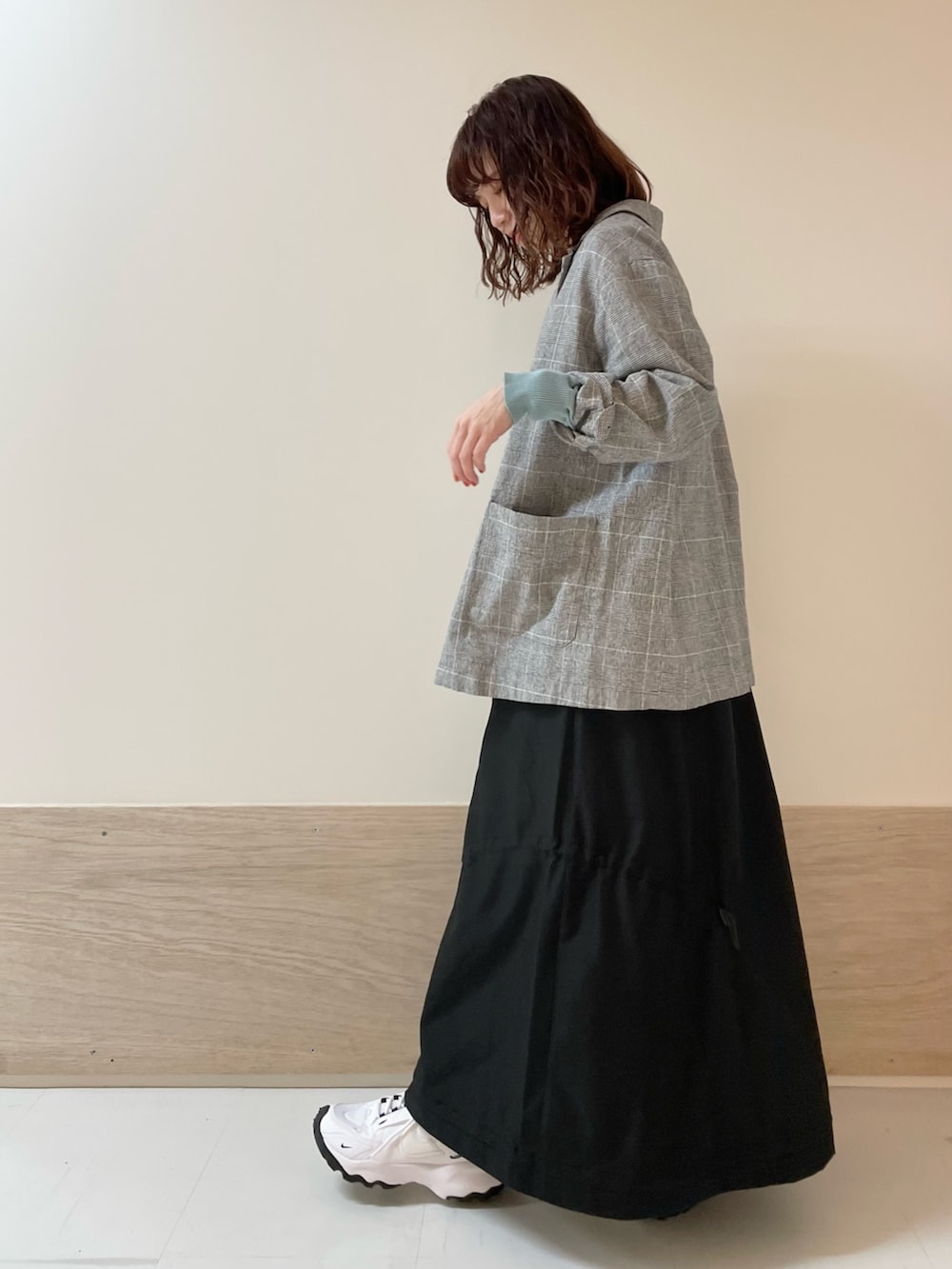 その他のその他アウター、グリーン系のカーディガン/ボレロ、ブラック系のスカートを着用したレディースの春コーディネートの5枚目の写真