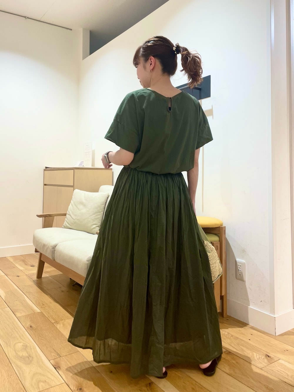 「URBAN RESEARCH DOORS、URBAN RESEARCH DOORS WOMENS、アーバンリサーチドアーズ、ワンピース、グリーン、緑、ギャザーワンピース、お出掛けコーデ、休日スタイル、春夏コーデ、シンプルコーデ、きれいめカジュアル、楽ちんコーデ、低身長コーデ、骨格ストレート」｜「URBAN RESEARCH DOORSのコットンボイルドッキングギャザーワンピース（ワンピース、グリーン系）」を使った、ホンダ マユさん（レディース・152cm）の夏コーディネートの6枚目の写真