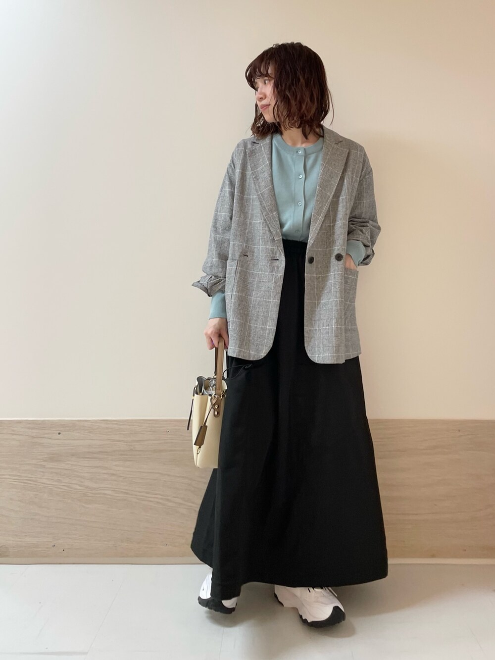 その他のその他アウター、グリーン系のカーディガン/ボレロ、ブラック系のスカートを着用したレディースの春コーディネートの2枚目の写真