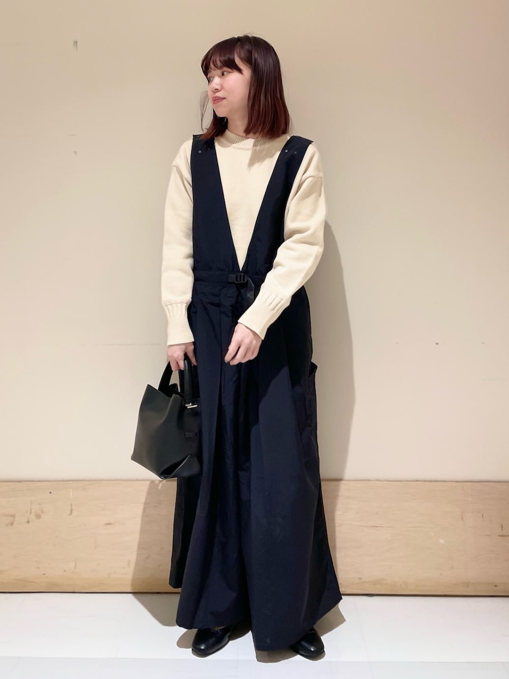 「URBAN RESEARCH DOORS、URBAN RESEARCH DOORS WOMENS、アーバンリサーチドアーズ、EKAL、サロペット、グラミチ、カジュアルコーデ、大人カジュアル、楽チンコーデ、低身長、骨格ストレート、シンプルコーデ、お出かけコーデ、休日スタイル、スポーツミックス」｜「Gramicciの『別注』GRAMICCI　アクティブナイロンサロペット（サロペット/オーバーオール、ブラック系）」を使った、ホンダ マユさん（レディース・152cm）の冬コーディネートの2枚目の写真