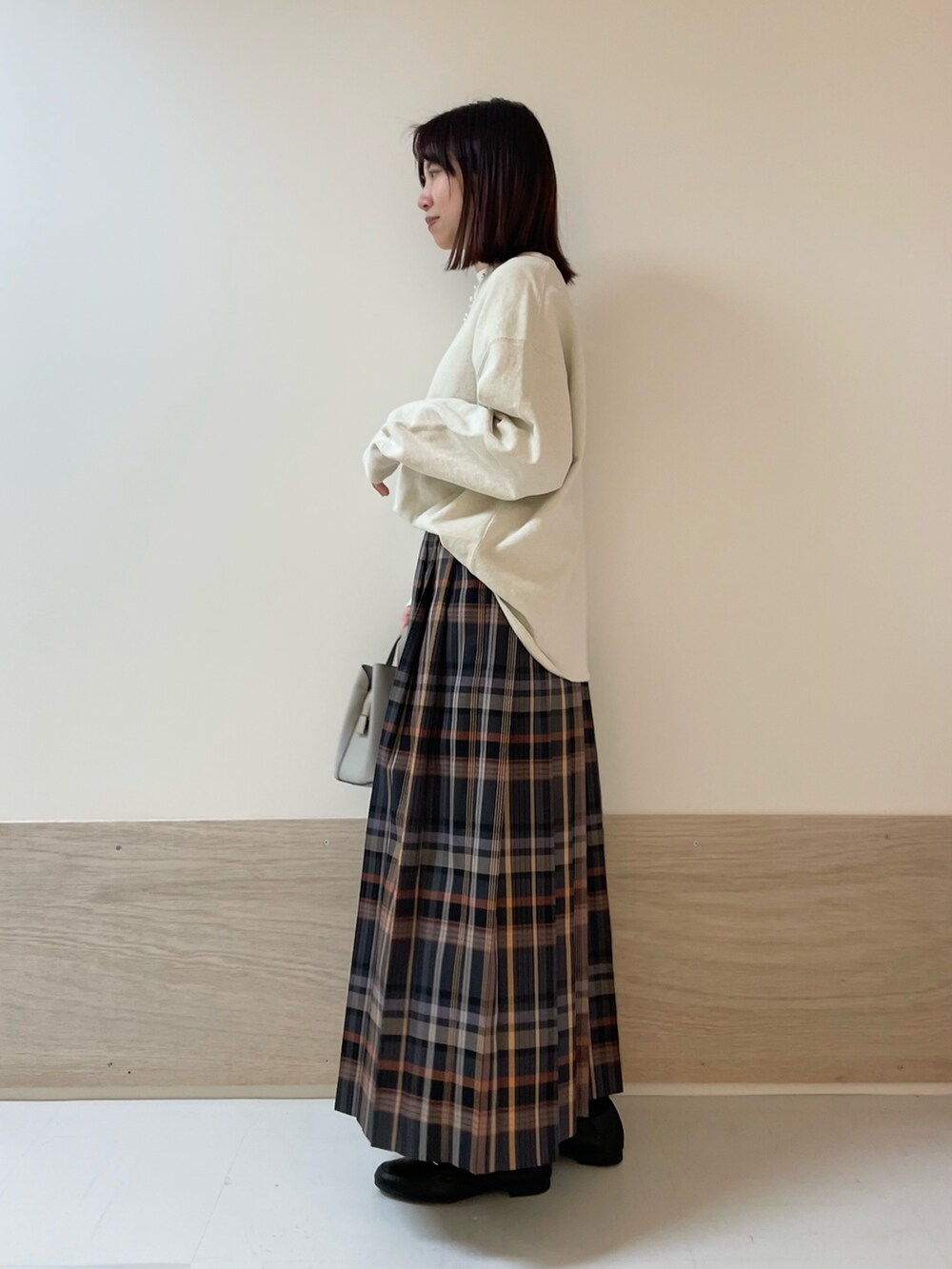 ホワイト系のスウェット、グレー系のスカートを着用したレディースの冬コーディネートの4枚目の写真