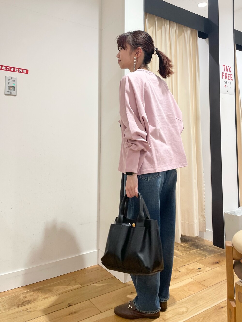 「URBAN RESEARCH DOORS、URBAN RESEARCH DOORS WOMENS、EKAL、春コーデ、春アウター、ピンク、デニム、ステンカラーコート、お出かけコーデ、休日スタイル、スポーツミックス、デートコーデ、低身長コーデ、低身長、骨格ストレート」｜「EKALのスプリットドルマンカットソー（Tシャツ/カットソー、ピンク系）」を使った、ホンダ マユさん（レディース・152cm）の春コーディネートの8枚目の写真